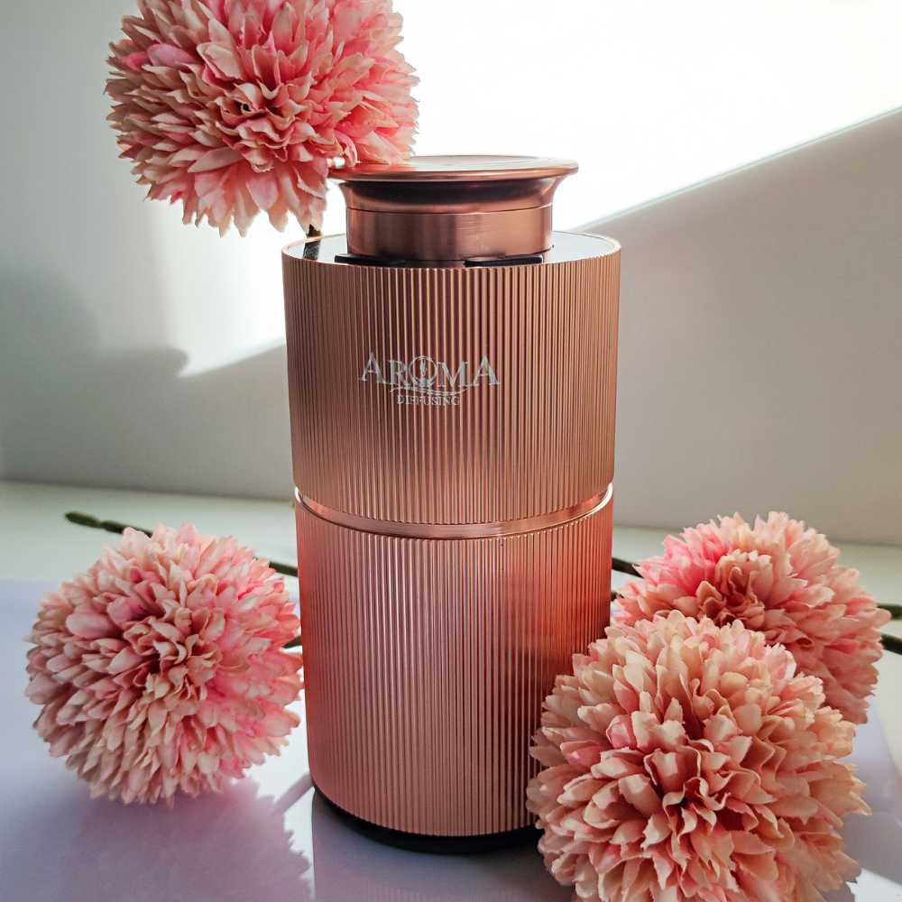 Roségouden AromaDiffusing Mini tussen bloemen