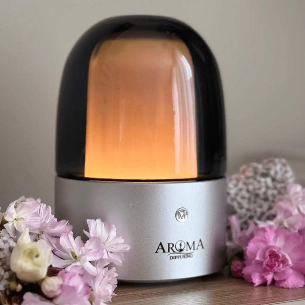 Zilveren AromaDiffusing Mood met warm licht tussen bloemen
